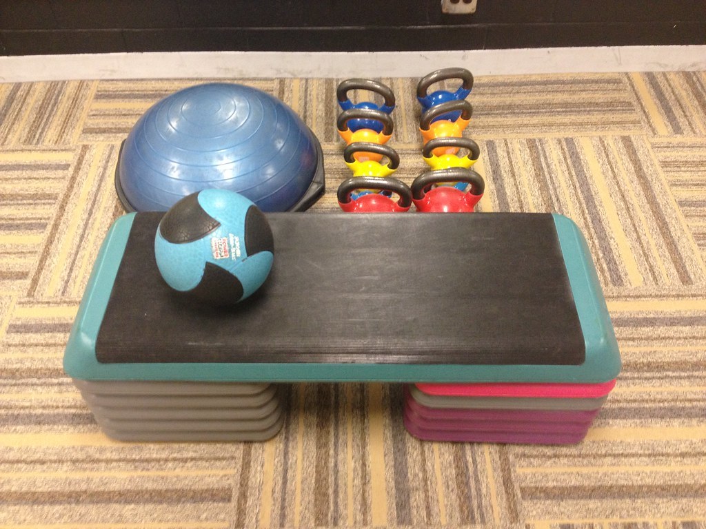 Exercise mats, weights and balance equipment; illustrative image, not a Bandelettes product photograph